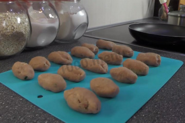 Рецепт - Колбаски говяжьи Кеббе - Шаг 9 -  Сформируем колбаски. Шеф в видео делает это при помощи мясорубки и насадки, но можно и руками - сформовать тонкие сосисочки из фарша для начинки, чуть их подморозить и завернуть их во второй фарш (чтобы ну очень красиво было - помогите себе пищевой пленкой). Тоже будет отлично!