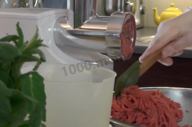 Рецепт - Колбаски говяжьи Кеббе - Шаг 1 - Пропустим мясо дважды через мясорубку. Разделим его на большую и меньшую части в разные миски.