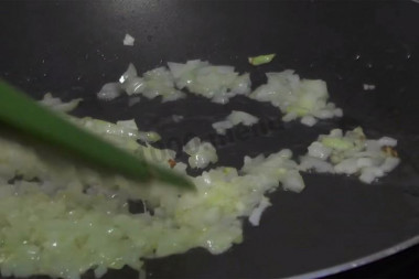 Рецепт - Колбаски говяжьи Кеббе - Шаг 4 -  Спассеруем ее в столовой ложке подсолнечного масла до румяности. Добавим петрушку и обжарим вместе 1-2 минуты.