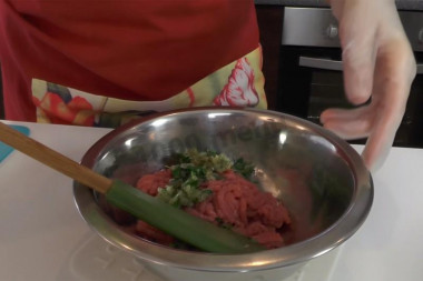 Рецепт - Колбаски говяжьи Кеббе - Шаг 5 -  В меньшую часть фарша добавим поджаренный лук с петрушкой.