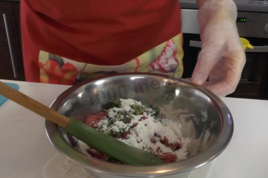 Рецепт - Колбаски говяжьи Кеббе - Шаг 6 -  Добавим муку, соль и перец, перемешаем. Начинка для кеббе готова.