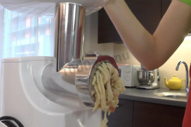 Рецепт - Колбаски говяжьи Кеббе - Шаг 7 -  Набухший кускус и полторы луковицы пропустим через мясорубку. Добавим его к большей части фарша, посолим и перемешаем.