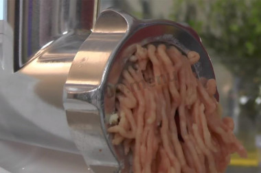 Рецепт - Колбаски говяжьи Кеббе - Шаг 8 -  Пропустим этот фарш через мясорубку.