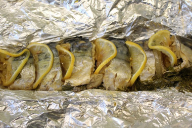 Скумбрия в фольге запеченная с лимоном и луком