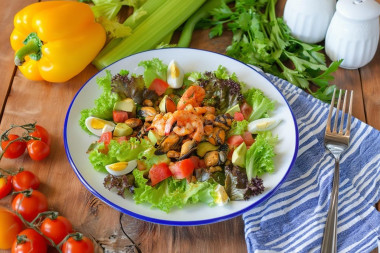 Салат с мидиями и креветками