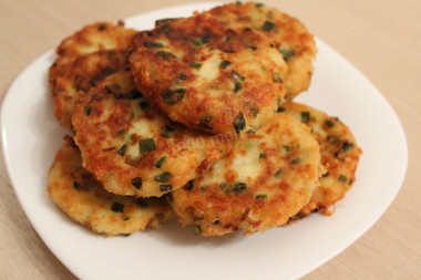 Картофельные оладьи с зеленым луком и сыром