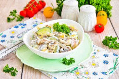 Салат с грибами и огурцом