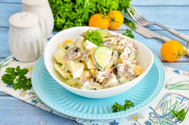 Салат с грибами и огурцом