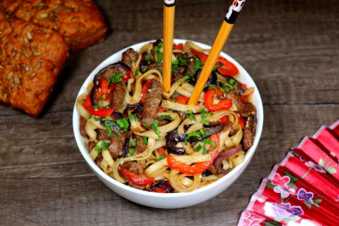 Лапша с говядиной и овощами