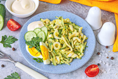 Салат из кальмаров классический советский с яйцом и огурцом