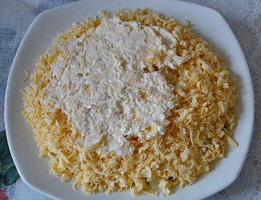 Рецепт - Салат с куриным филе, ананасами, грибами и сыром - Шаг 9 -  Затем - слой ананасов и майонез, слой сыра и майонез.