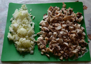 Рецепт - Салат с куриным филе, ананасами, грибами и сыром - Шаг 2 -  Мелко нарезаем лук и шампиньоны.