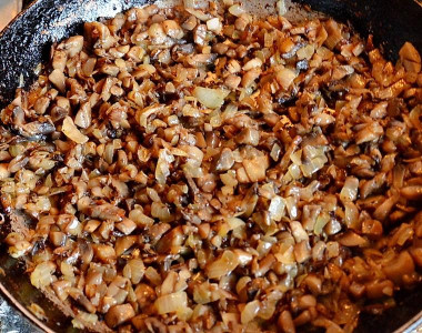 Рецепт - Салат с куриным филе, ананасами, грибами и сыром - Шаг 4 -  Обжариваем шампиньоны с луком до румяного цвета, немного посолив и поперчив.