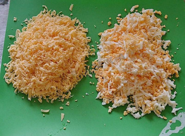 Рецепт - Салат с куриным филе, ананасами, грибами и сыром - Шаг 5 -  Твёрдый сыр и яйца натираем на тёрке.
