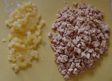 Рецепт - Салат с куриным филе, ананасами, грибами и сыром - Шаг 6 -  Если ананасы в консервах - кольцами, измельчаем их. Куриное филе нарезаем не крупно.