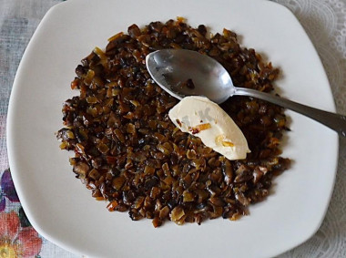 Рецепт - Салат с куриным филе, ананасами, грибами и сыром - Шаг 7 -  Начинаем формировать салат, выкладывая на блюдо слои. Первый слой - грибы с луком и майонез.