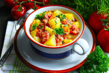 Картошка с тушенкой в казане на плите