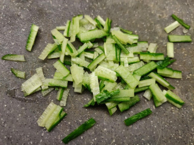 Рецепт - Салат с вареной колбасой и сыром - Шаг 1 - Для приготовления этого салата свежие огурцы вымойте и нашинкуйте мелкой соломкой.