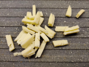 Рецепт - Салат с вареной колбасой и сыром - Шаг 3 -  Полутвёрдый сыр нарежьте тонкой соломкой. Мне удобно это делать большим поварским ножом. Так называемым &quot