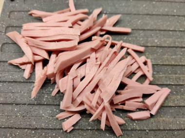 Рецепт - Салат с вареной колбасой и сыром - Шаг 4 - Ножом шефа&quot