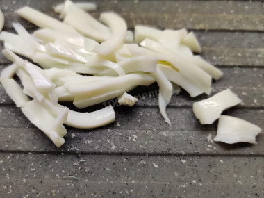 Рецепт - Салат с вареной колбасой и сыром - Шаг 5 - . Только берегите пальцы.