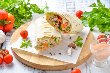 Шаурма из лаваша с колбасой