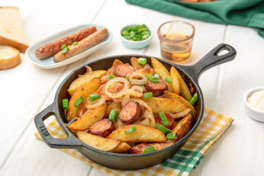 Жареная картошка с колбасками на сковороде