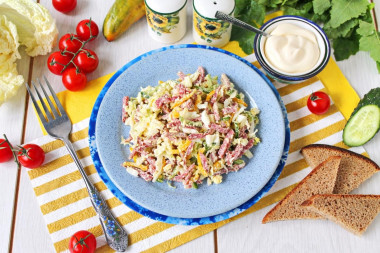 Салат с копченой колбасой и яйцами