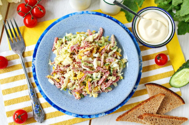 Салат с копченой колбасой и яйцами