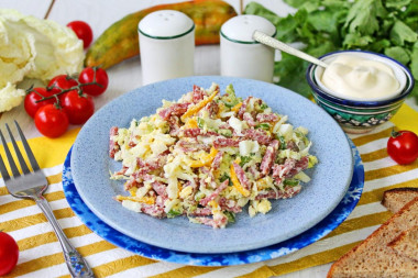 Салат с копченой колбасой и яйцами