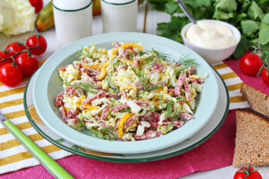 Салат с копченой колбасой и яйцами