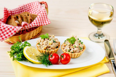 Тарталетки с консервированным тунцом