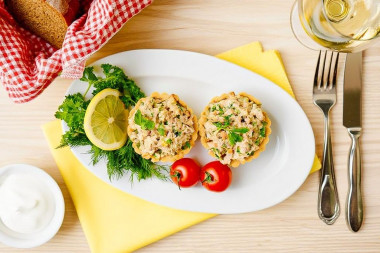 Тарталетки с консервированным тунцом