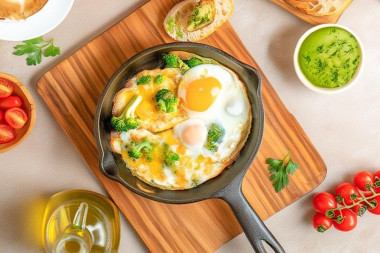 Брокколи с яйцом на сковороде