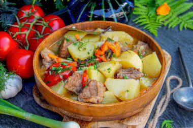 Говядина с картошкой в казане на костре тушеная