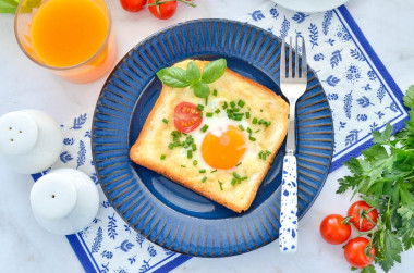 Бутерброды с яйцом и сыром на сковороде