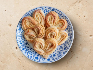 Плюшки сердечки с сахаром