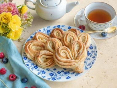 Плюшки сердечки с сахаром