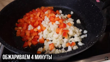 Рецепт - Мясной рулет с моцареллой и овощами - Шаг 1 - 1.Цветную капусту и болгарский перец порежем кубиком  и обжарим на оливковом масле на бодром огне.