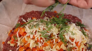 Рецепт - Мясной рулет с моцареллой и овощами - Шаг 3 -  3. Сверху добавим немного потёртой моцареллы и укропа.