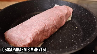 Рецепт - Мясной рулет с моцареллой и овощами - Шаг 4 -  4. Начинаем формировать рулет . Поджариваем его на сухой сковородке со всех сторон по 3 минуты на каждой.