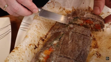 Рецепт - Мясной рулет с моцареллой и овощами - Шаг 6 -  7. Наш рулет готов! Приятного аппетита! Подавайте с салатом. Всегда Ваш , Старина Сэм