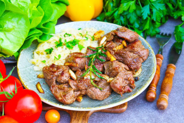 Мясо дикого кабана на сковороде