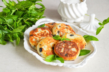 Сырники из творожной массы с изюмом