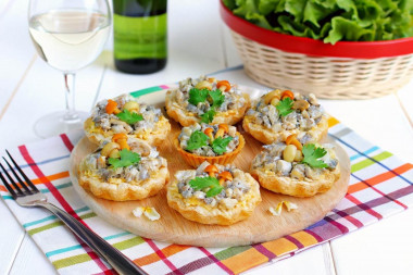 Тарталетки с курицей грибами и сыром в духовке