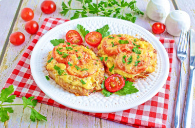 Отбивные с помидором и сыром из свинины в духовке