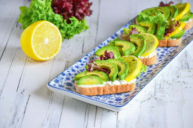 Бутерброды с авокадо и творожным сыром