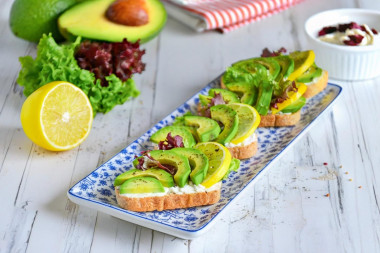 Бутерброды с авокадо и творожным сыром