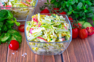 Крабовый салат с капустой и огурцом