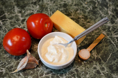 Рецепт - Салат помидоры сыр сметана чеснок - Шаг 1 - Подготовьте все необходимые продукты. Безусловно, такой салат лучше всего готовить летом-осенью, когда в магазинах можно купить качественные, мясистые и ароматные помидоры. Выбирайте помидоры, как и любые другие овощи и фрукты, по запаху - они должны пахнуть именно помидорами.Сыр подойдет любой, но желательно не слишком мягких сортов, чтобы его можно было натереть на терке.Чеснок свежий, ароматный, желательно молодой.